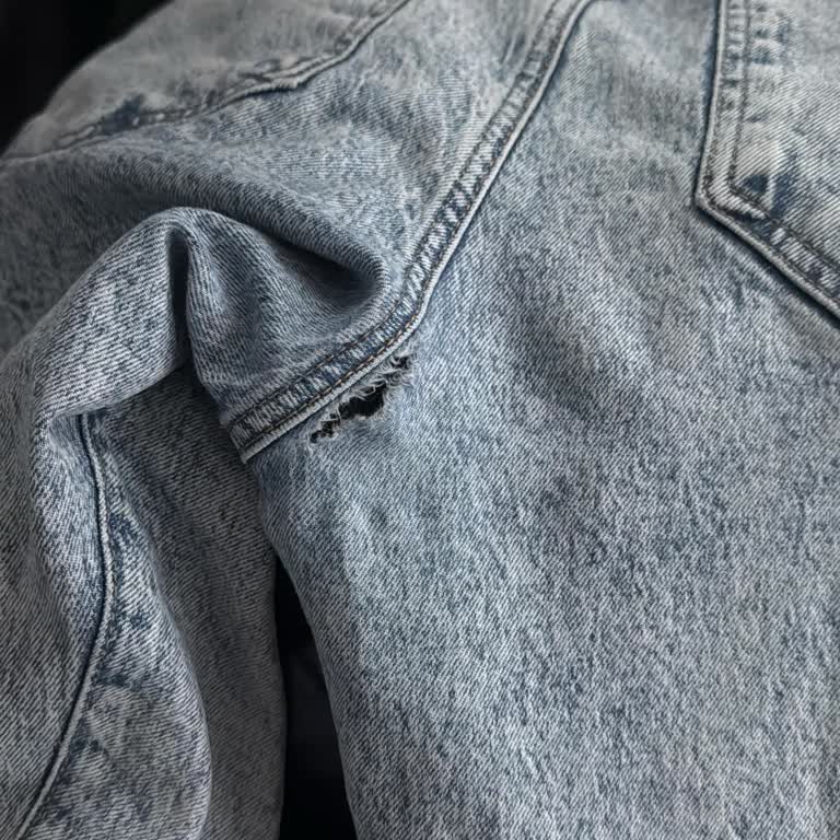 Kaliteli Marka, Beklenmedik Sorun: Mavi Pantolon Yırtılması