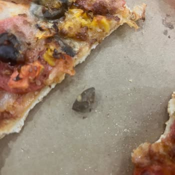 Domino's Siparişinde Zeytin Çekirdeği Şoku