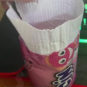 Eti Cin Bisküviden Çıkan Canlı Ve Kurumuş Böcekler