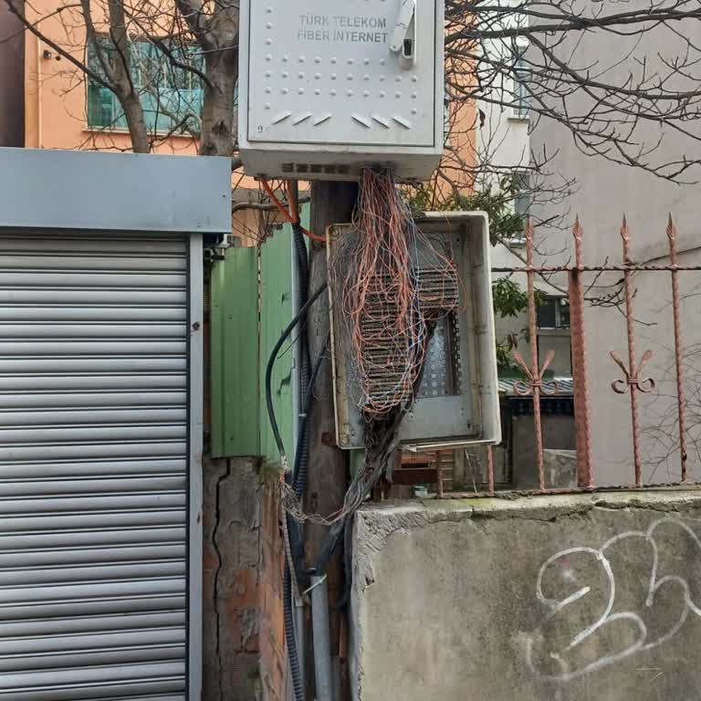 Esenyurt'ta İnternet Kesintisi: Kablolar Ve Müşteri Hizmetleri Sorunu