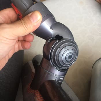 Dyson: Не заменяют сломанную насадку пылесоса бесплатно