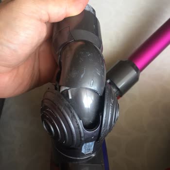 Dyson: Не заменяют сломанную насадку пылесоса бесплатно