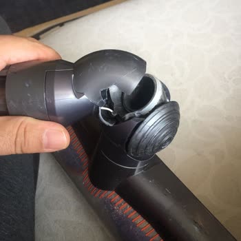 Dyson: Не заменяют сломанную насадку пылесоса бесплатно
