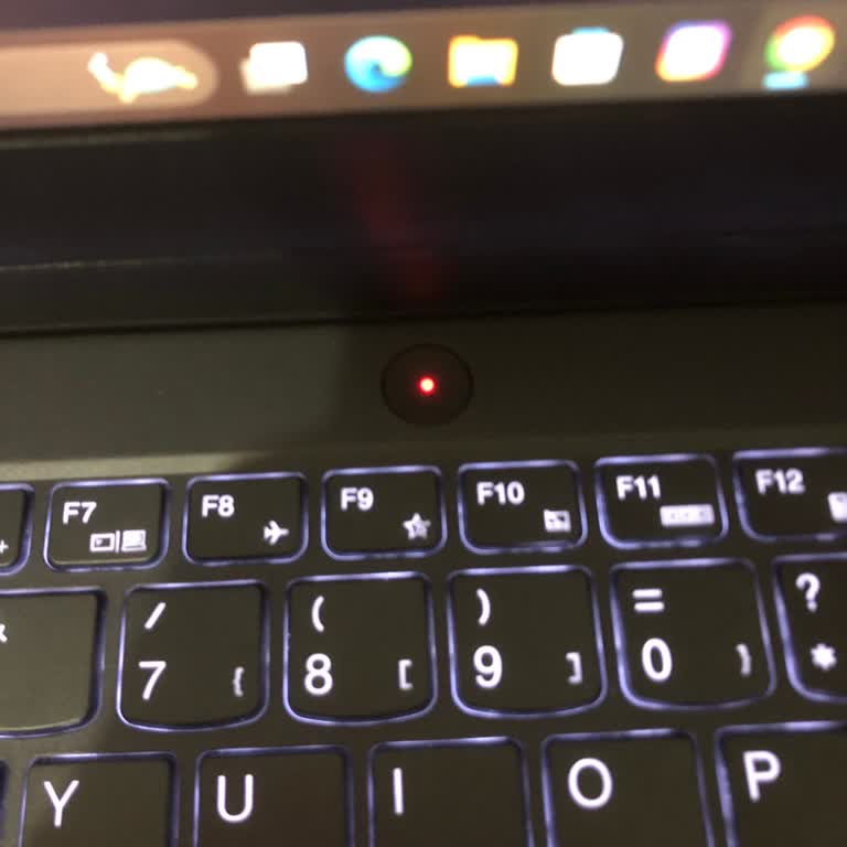 Мой Lenovo LOQ 15IRH8 медленно заряжается с красным светом