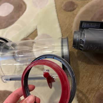 Dyson V15 Süpürge: İlk Kullanımda Kırmızı Lastik Sorunu