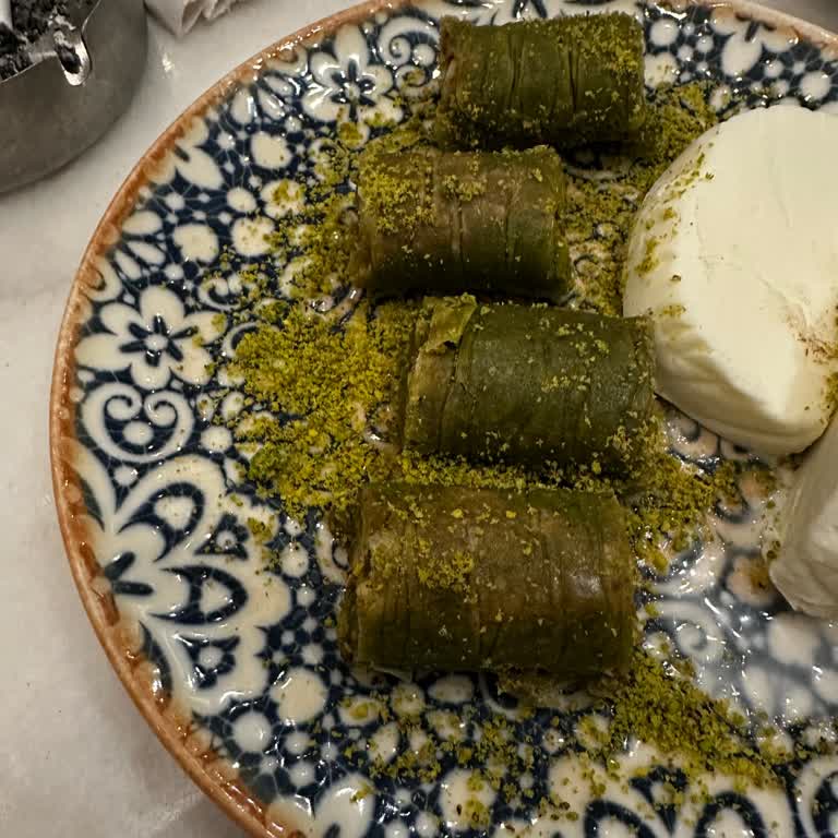 Bayat Tatlı Ve Küçük Porsiyonlar: Mado Deneyimim