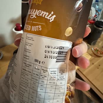 SKT Geçmemiş Kuruyemişte Örümcek Ağı Ve Böcek Şoku