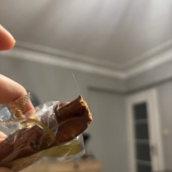 Çikolatada Hijyen Skandalı: Kıl Çıktı!