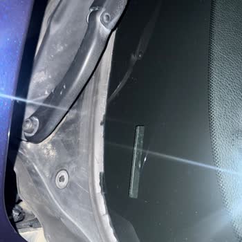 BMW F30'un Deforme Olan Cam Fitilleri