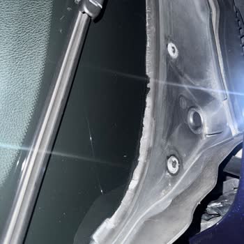 BMW F30'un Deforme Olan Cam Fitilleri