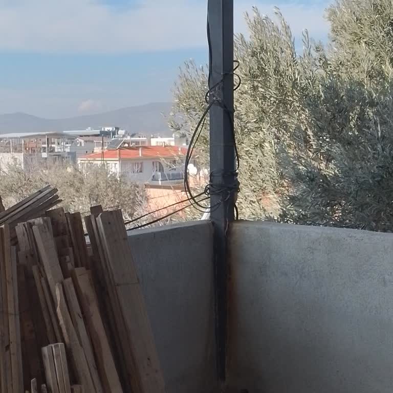 Balkonumda Bekleyen Hatlar Ve İhmal Edilen Direk