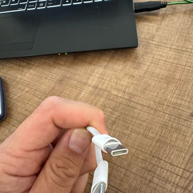 Sahte Adaptör Yüzünden Zarar Gören İphone Ve Kablo