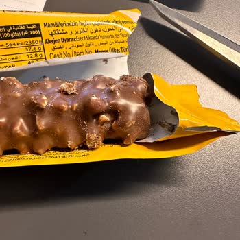 BİM'de Satılan Gofretin İçinden Kelebek Yuvası Çıktı!