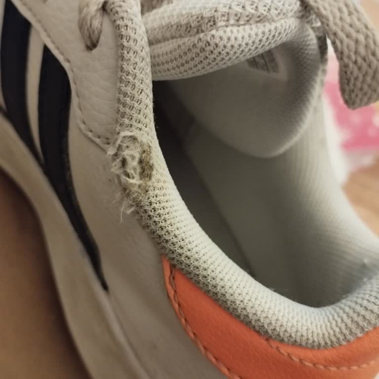 Zapatillas Adidas deformadas en poco tiempo, solicito cambio