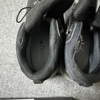 Adidas Goratex, deformación y desgarro inesperados, solicito cambio