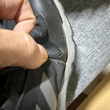 Adidas Goratex, deformación y desgarro inesperados, solicito cambio