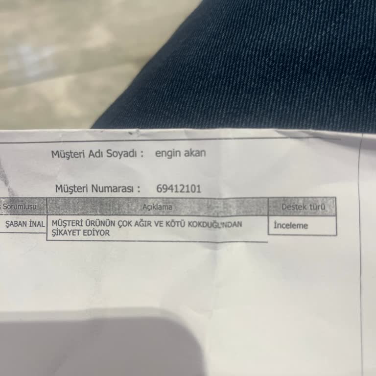 Pahalı Kazak, Beklenmedik Koku Ve İlgisiz Hizmet