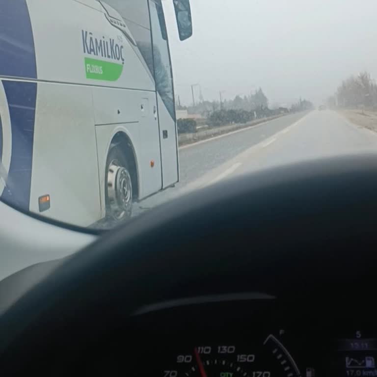 Yağışlı Havada Tehlikeli Otobüs Yolculuğu