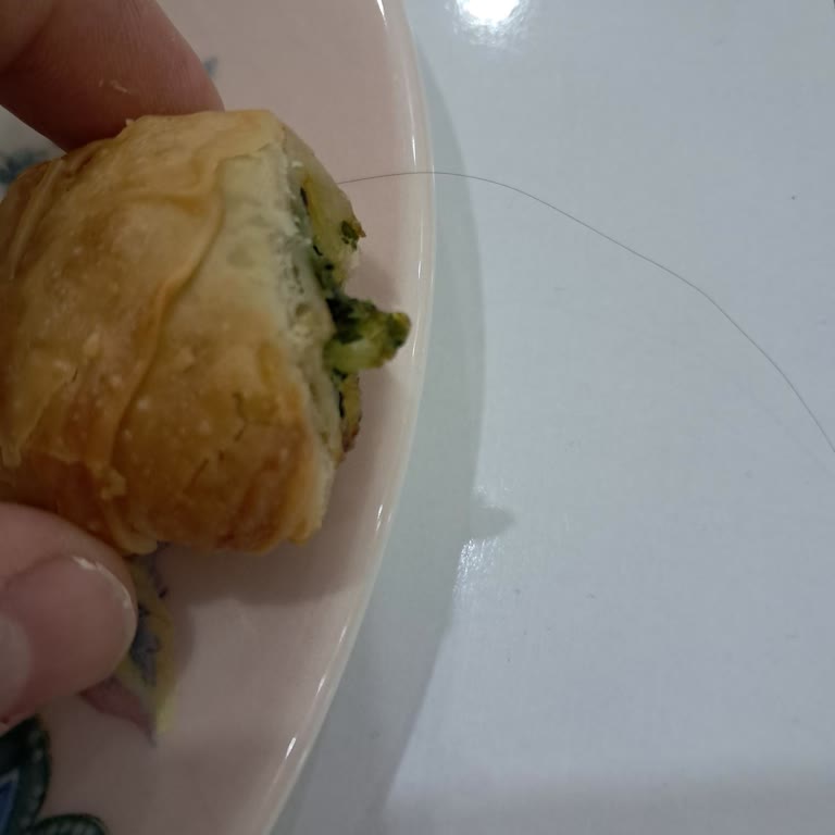 A101'den Alınan Börekten Çıkan Yabancı Madde Şoku