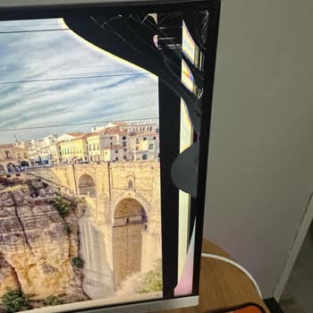 Kırık Monitör Ve İlgisiz Müşteri Hizmetleri