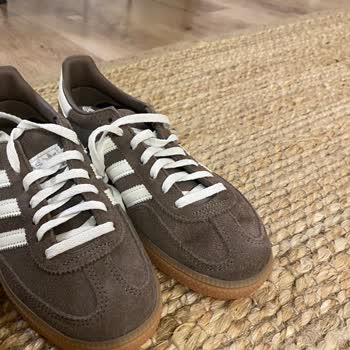 Aylarca Beklenen Ayakkabıda Hayal Kırıklığı: Boya Hatası Ve Kalite Sorunu