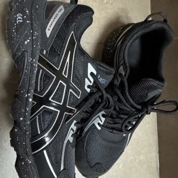 Asics Shoes Worn Only Twice – Rapid Deformation and Cracking