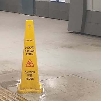 Metro İstasyonunda Su Sızıntısı Tehlikesi