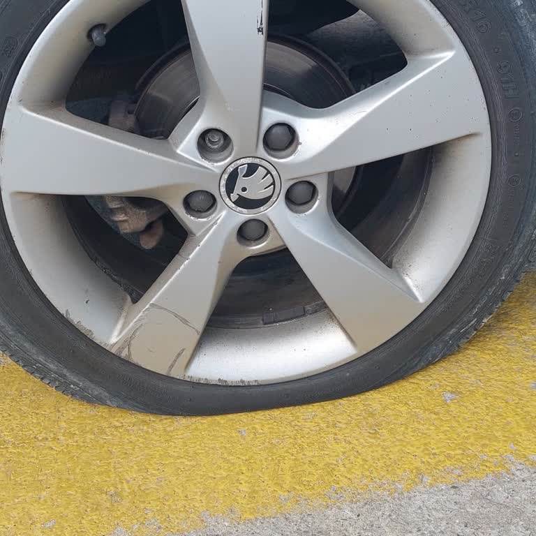 Yol Yardımı Ulaşılmaz: Teker Patladı, Yardım Yok