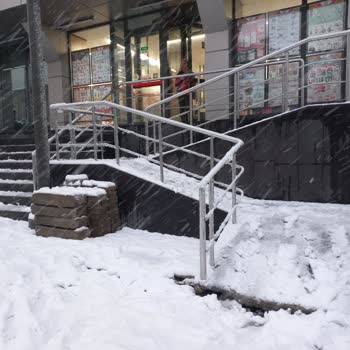 BİM Merdivenlerinde Güvenlik Sorunu: Kaymaz Yüzey İhtiyacı