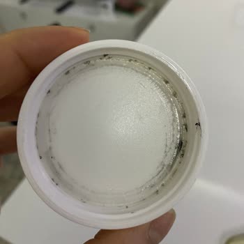 Krem Kapağında Siyah Lekeler: Ürün Güvenliği Endişesi