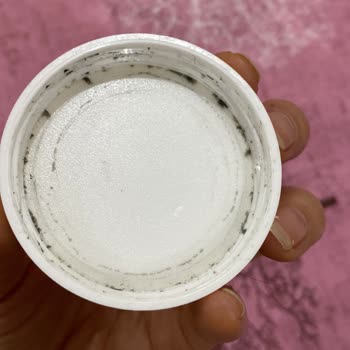 Krem Kapağında Siyah Lekeler: Ürün Güvenliği Endişesi