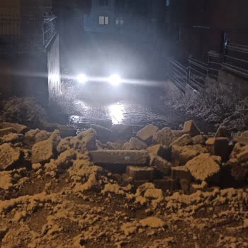 Başkent Elektrik Dağıtım Otopark Çıkışını Engelleyen Kaldırım Taşları