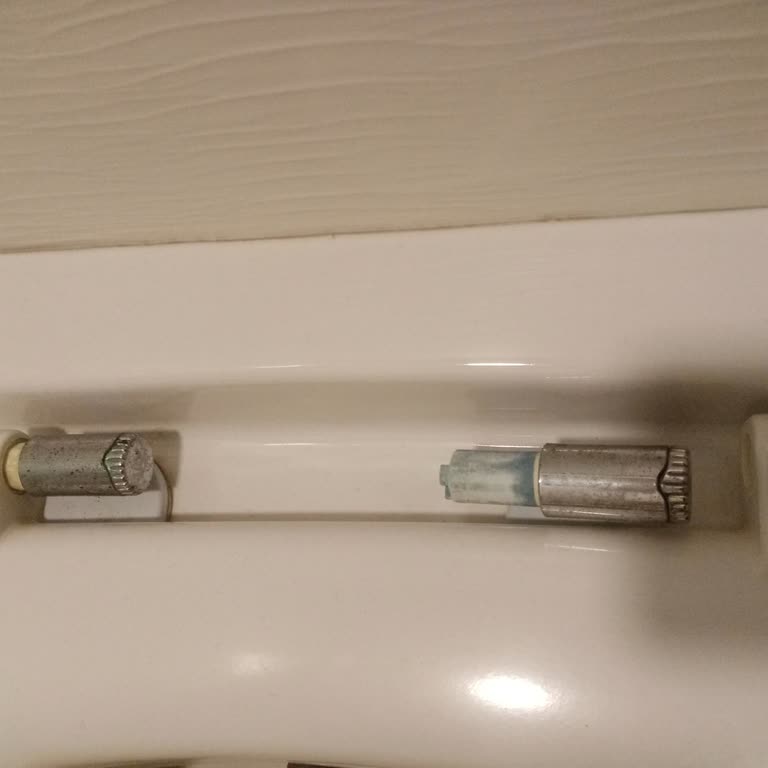 Klozet Kapağı Menteşesi Kırıldı, Muhatap Bulamıyorum