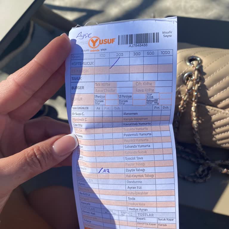 Soğuk Ekmek Ve Geç Gelen Çay İle Mutsuz Kahvaltı Deneyimi