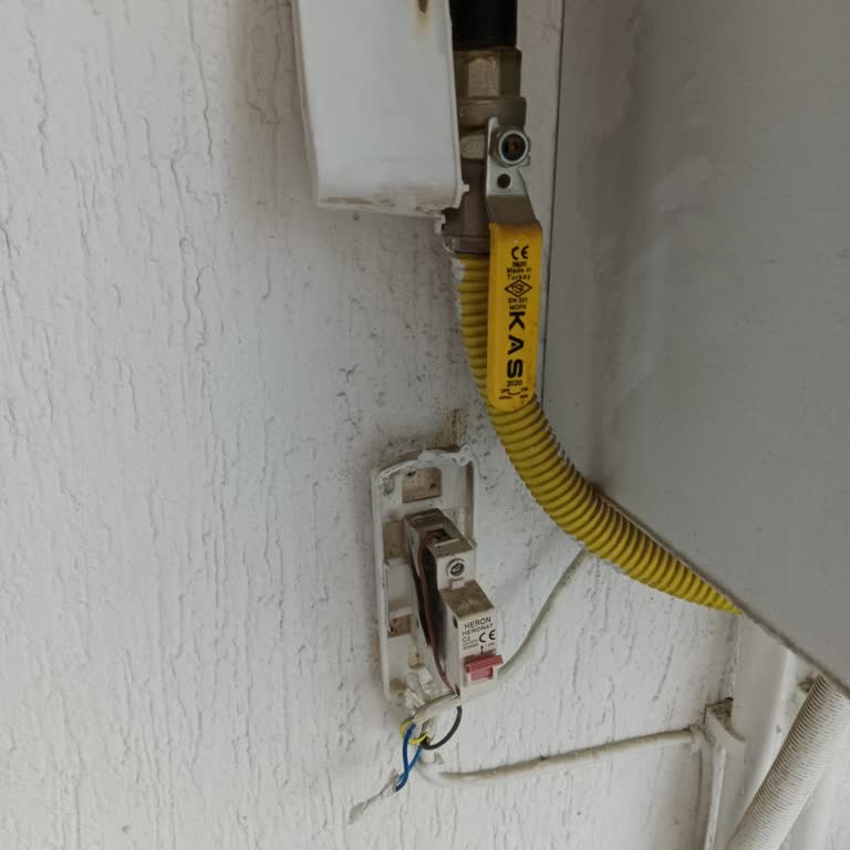 Yetkili Servis Hatası: Kombi Şalteri Yandı Ve Su Akıtmaya Devam Ediyor