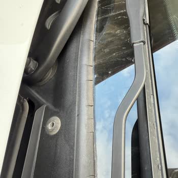 BMW Araçlarında Kalitesiz Ön Cam Fitilleri