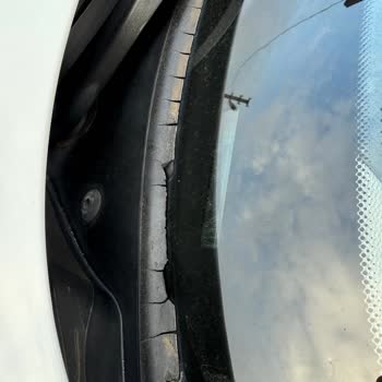 BMW Araçlarında Kalitesiz Ön Cam Fitilleri