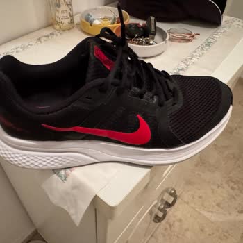 Ayakkabının Rahatsız Edici Sertliği Ve İletişim Eksikliği