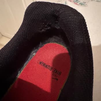 Ayakkabının Rahatsız Edici Sertliği Ve İletişim Eksikliği