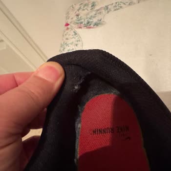 Ayakkabının Rahatsız Edici Sertliği Ve İletişim Eksikliği