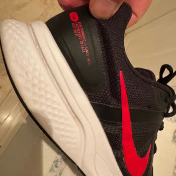 Ayakkabının Rahatsız Edici Sertliği Ve İletişim Eksikliği