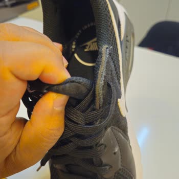 Dayanıklı Denilen Ayakkabının Hızla Aşınması