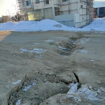 Tehlikeli Çukur: Uyarı Levhası Olmayan İnşaat Alanı