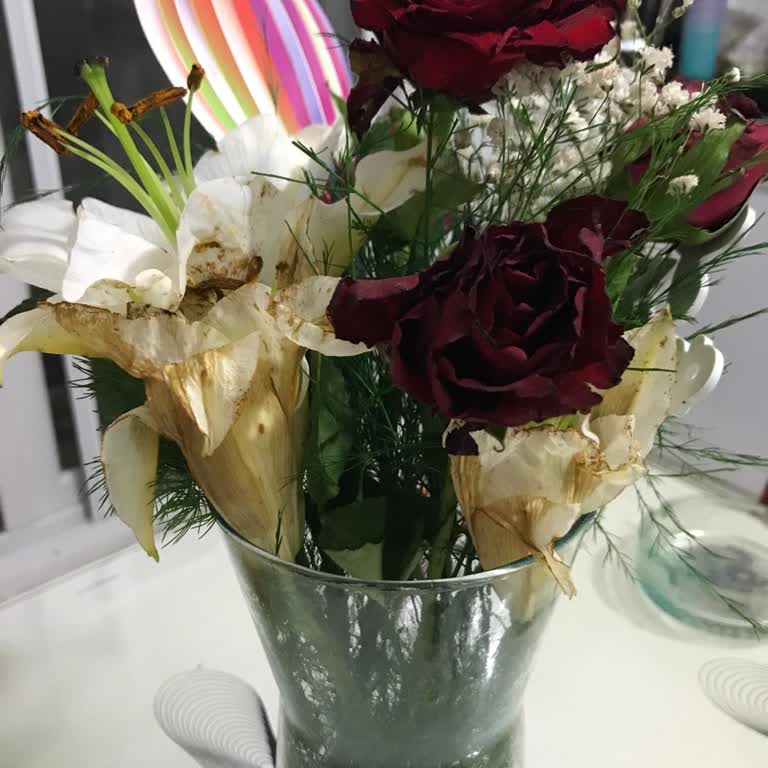 Çiçek Sepeti Solgun Çiçekler Ve İletişim Eksikliği