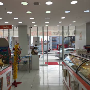 Soğukta Açık Kapılar Bebekli Müşterileri Zorluyor