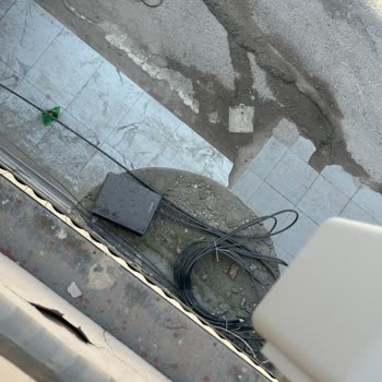 İzinsiz Delinen Duvar Ve Yanlış Kablo Çekimi