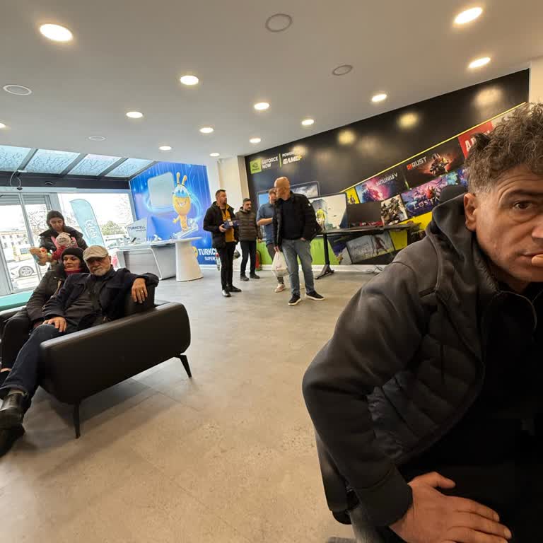 Bursa Superonline Mağazasında Personel Yetersizliği