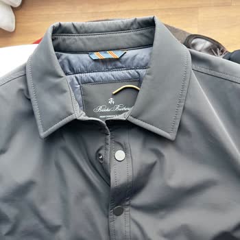 Qualitätsproblem bei einer Jacke von Brooks Brothers