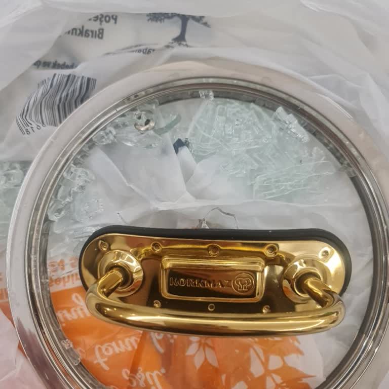 Kırılan Kapak Ve Yanıtsız Bekleyiş