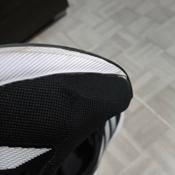 Adidas Ayakkabıda Beklenmedik Kalite Sorunu